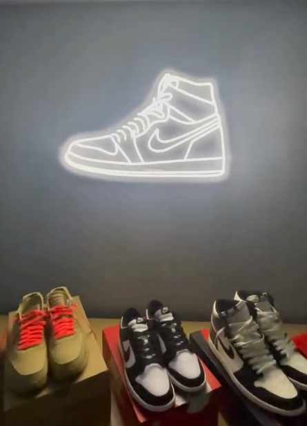 Sneaker - Neon Sign Sale